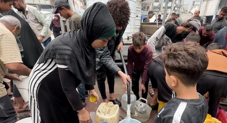 في غزة، يتجاوز البقاء على قيد الحياة مجرد الدخل. تصطف النساء والأطفال لساعات تحت أشعة الشمس لجمع مياه الشرب الآمنة، وهو واقع يومي في مخيمات النازحين.